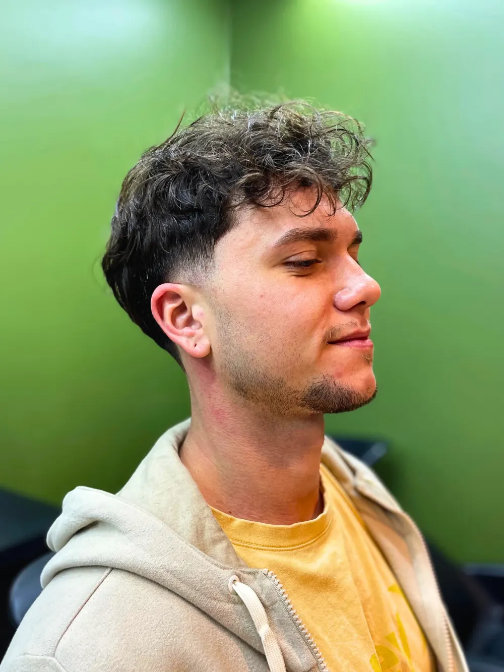 Corte masculino ondulado com volume – Garage Studio