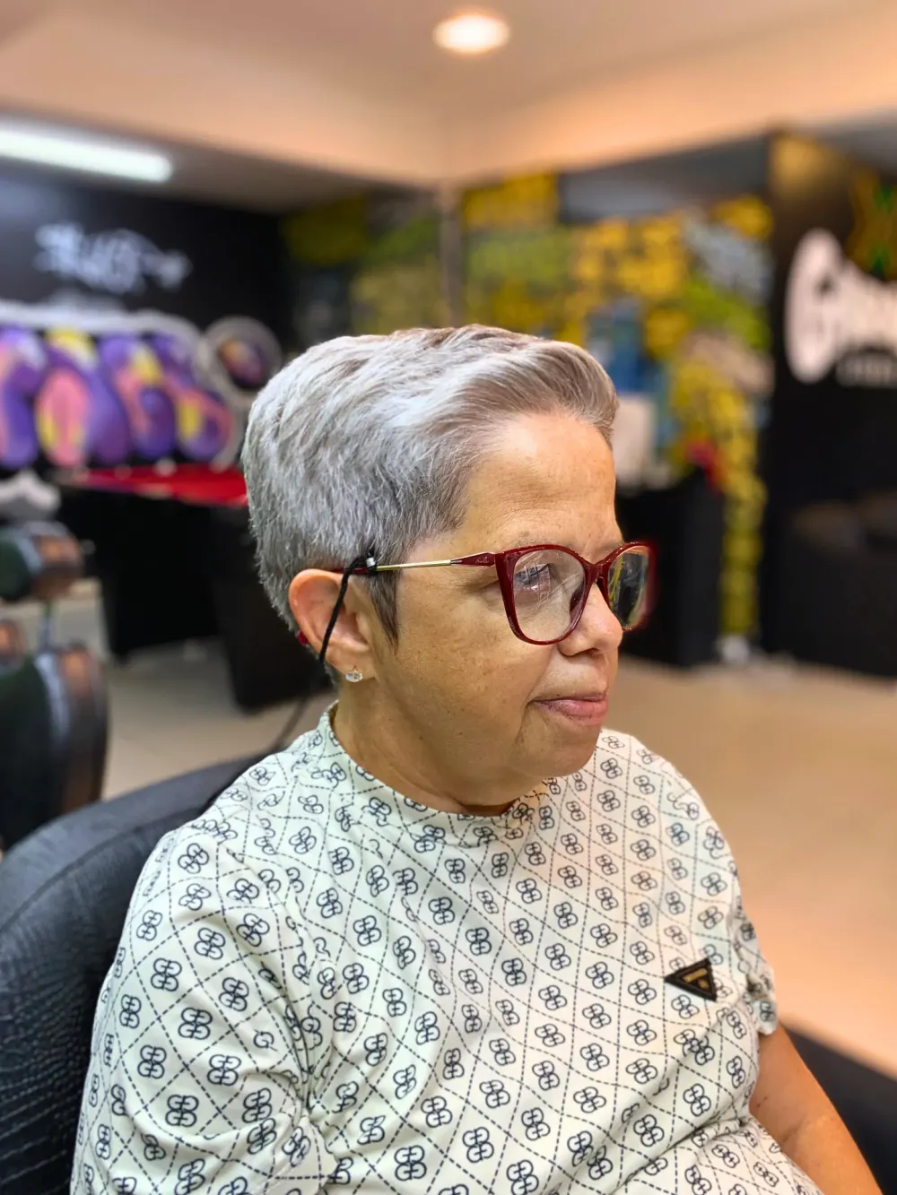 Corte curto feminino prateado com volume no topo – Garage Studio