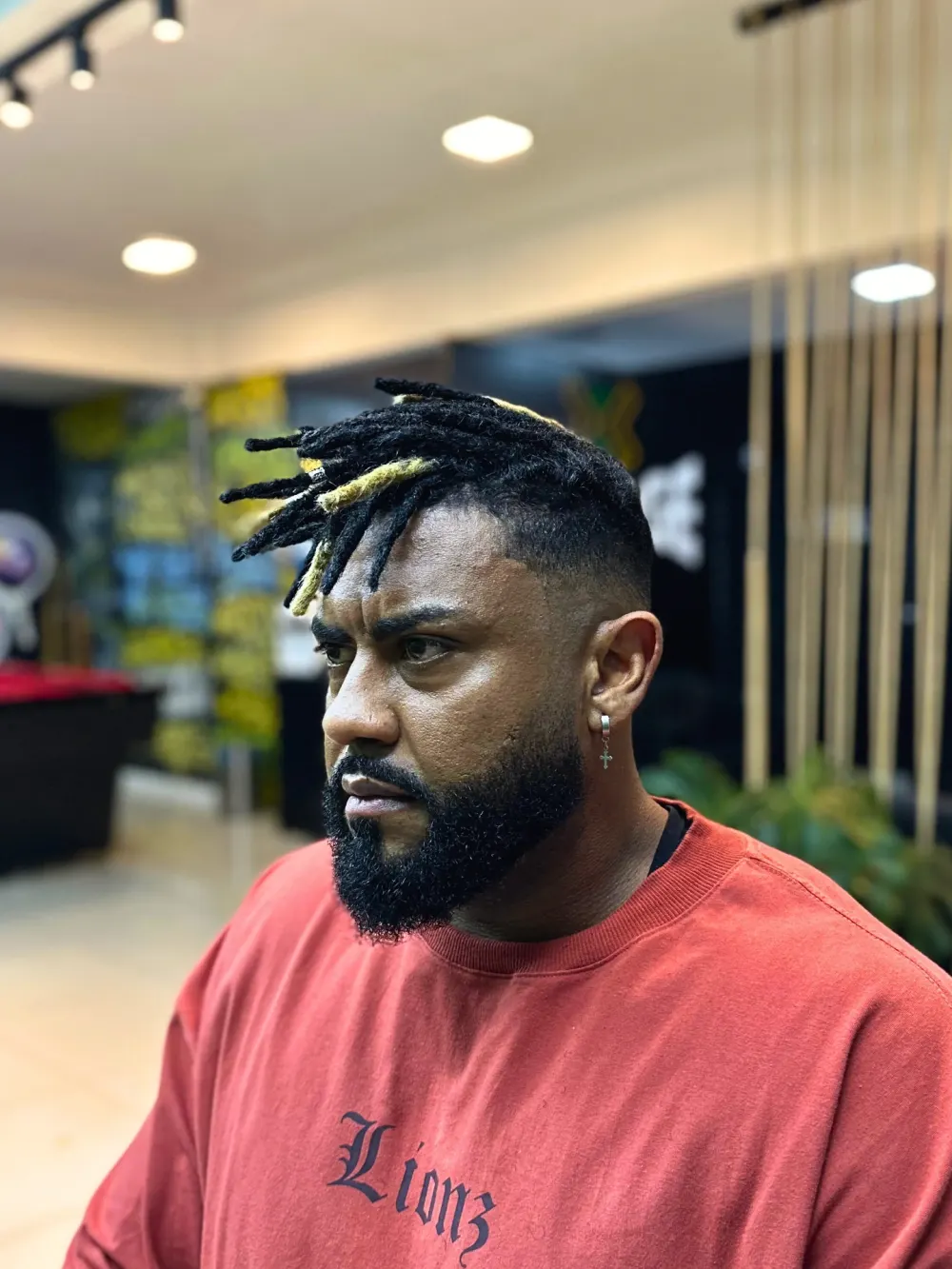 Dreads com fade e barba alinhada na Garage Studio Barber