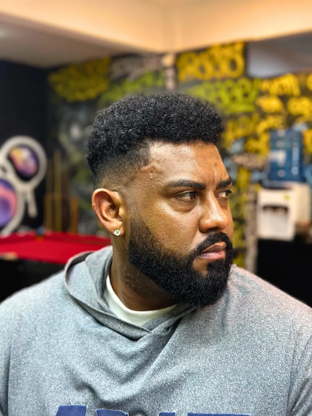 Corte masculino com barba alinhada