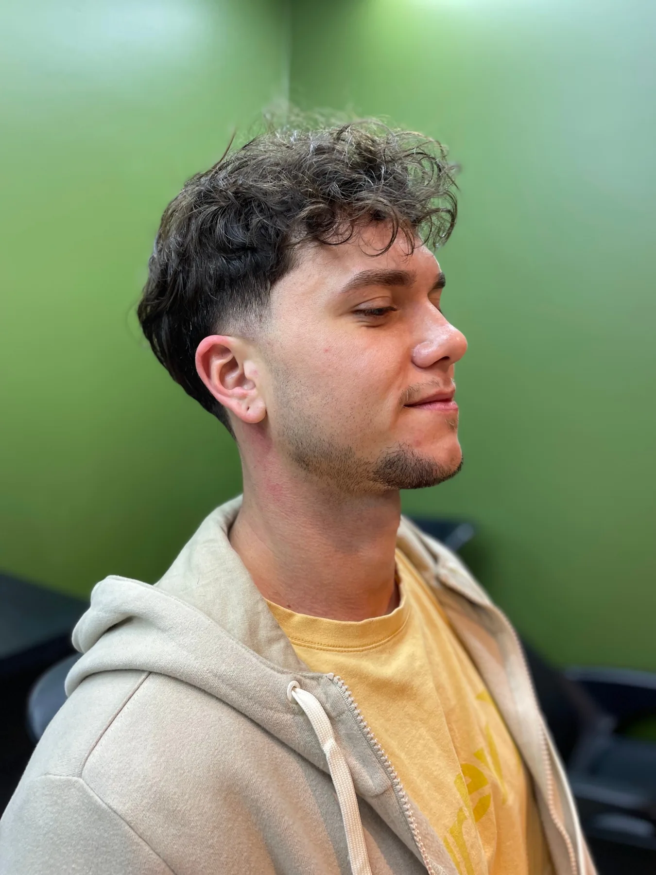 Corte masculino com degradê suave e acabamento natural