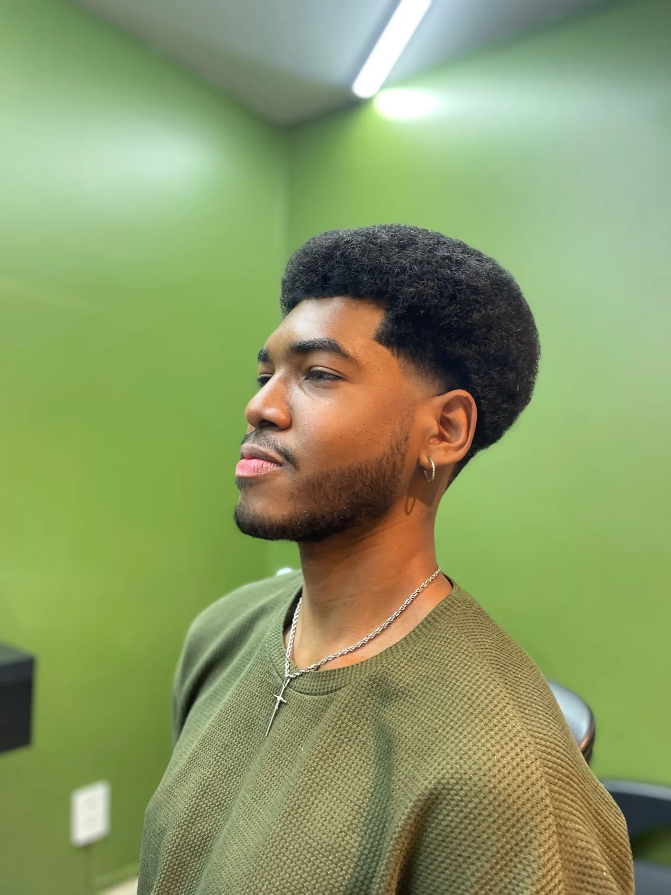 Corte masculino afro com degradê e barba