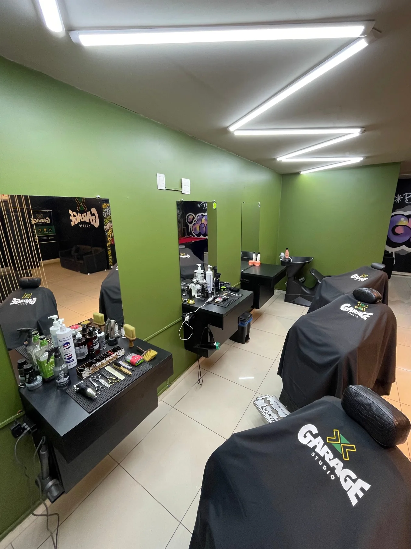 Ambiente interno e estrutura da Garage Studio Barber