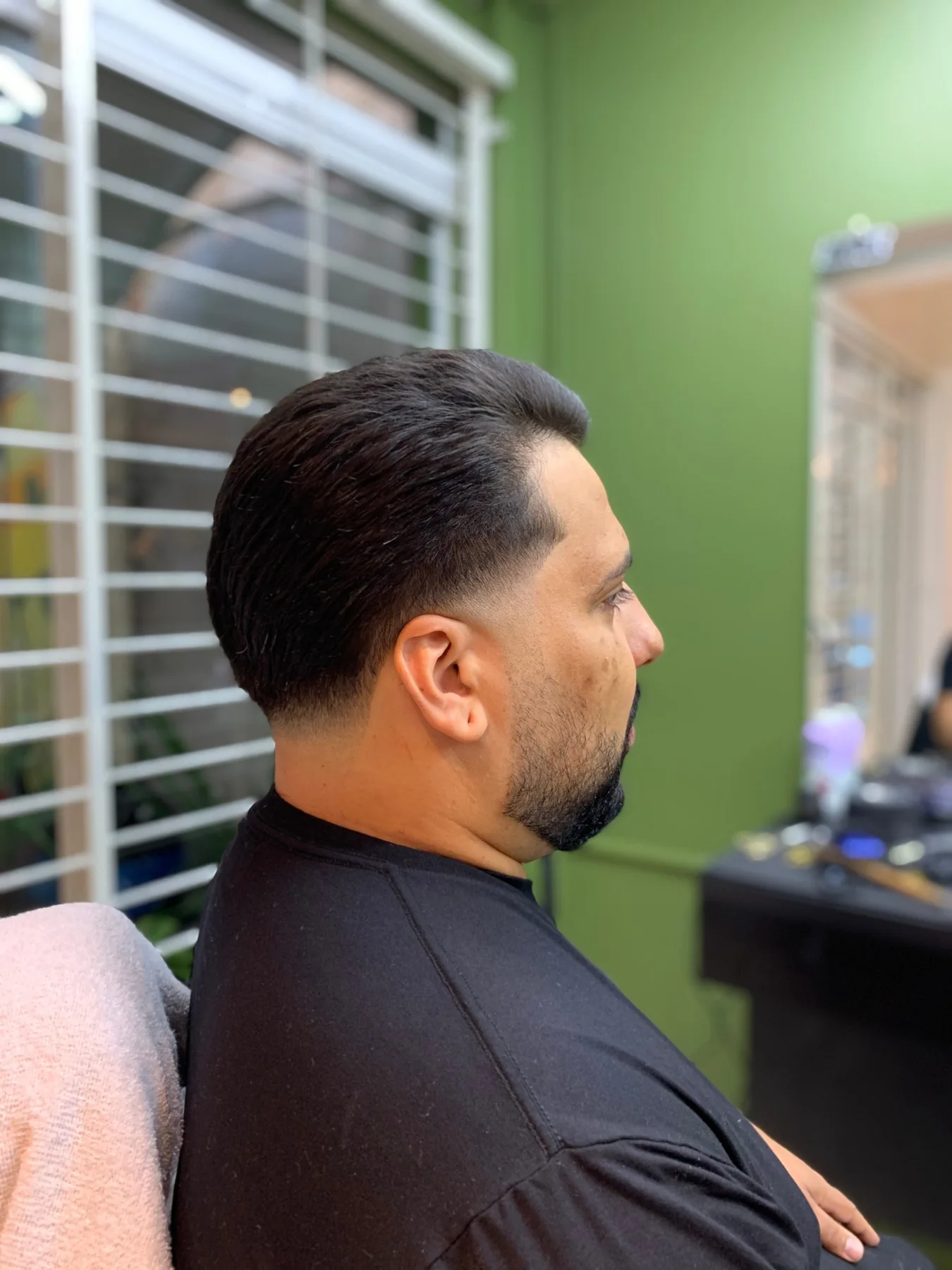 Corte masculino com cabelo alinhado e barba
